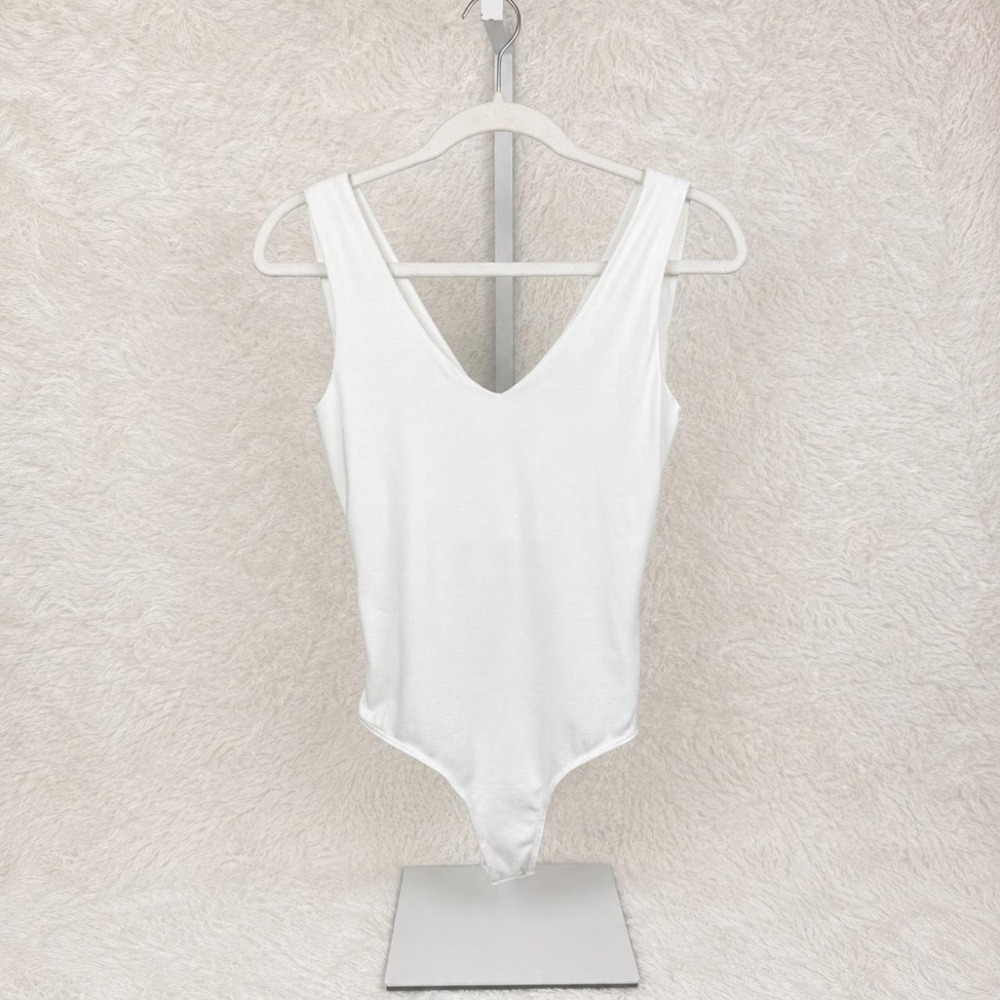 Le Lis Collection Ivory Deep V Bodysuit Size Small NWT